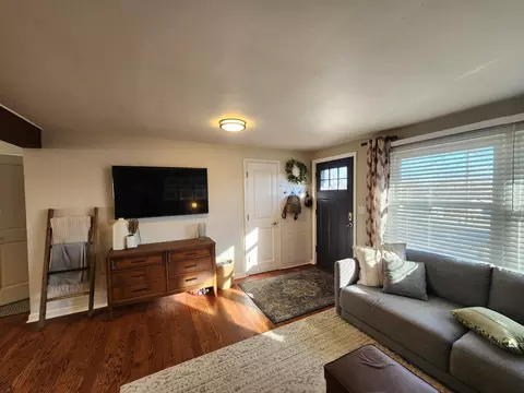 Entry Way - 1006 Maplehill Dr, Albert Lea, MN 56007 photo 2 of 2