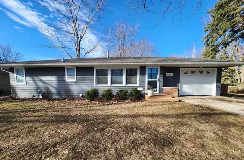 1006 Maplehill Dr, Albert Lea, MN 56007