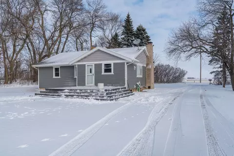 57821 300th St, Winthrop, MN 55396