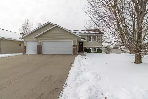 612 Saint Andrews Dr, Mankato, MN 56001