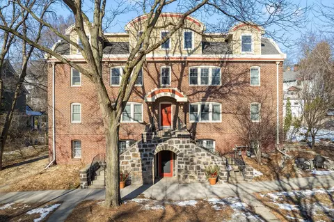 97 Langford Park #4, Saint Paul, MN 55108
