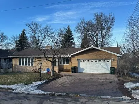 842 Fir Ave, Bird Island, MN 55310