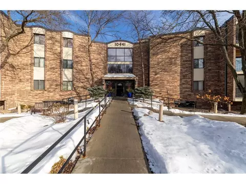 10441 Greenbrier Rd #120, Minnetonka, MN 55305
