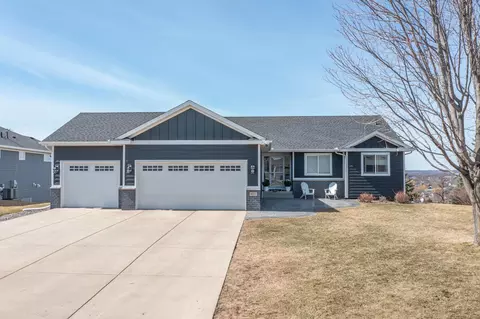 932 Farmers Ridge Trl, Belle Plaine, MN 56011