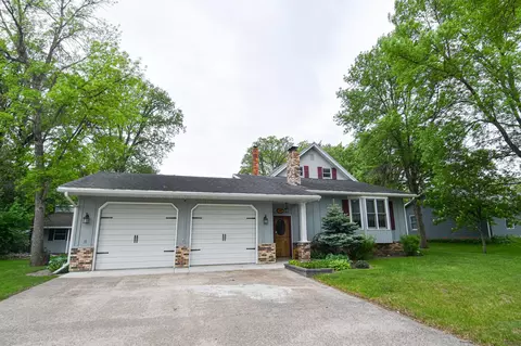 639 N 4th St, Warren, MN 56762