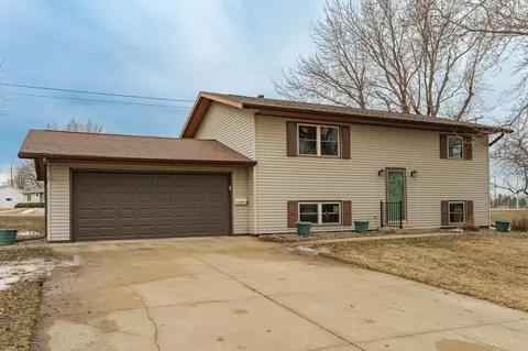 507 Meadow Lark Ln, Dodge Center, MN 55927