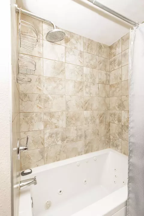 Bath - 113 4th St SE, Barnesville, MN 56514 photo 3 of 5