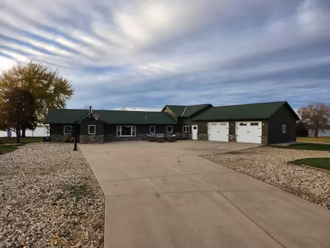 1653 Edgewater Dr, Lake Benton, MN 56149