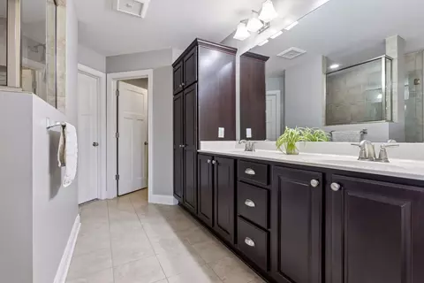 Bath - 1289 Eagle Point Dr, Eagan, MN 55123 photo 4 of 7