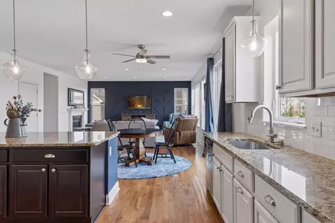 Kitchen - 1289 Eagle Point Dr, Eagan, MN 55123 photo 4 of 5