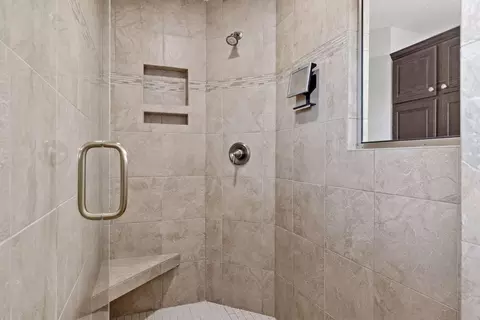 Bath - 1289 Eagle Point Dr, Eagan, MN 55123 photo 5 of 7