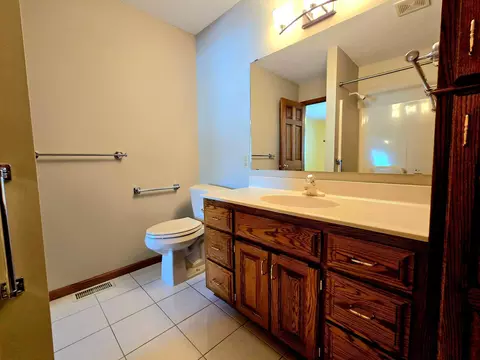Bath - 642 Jenisa Dr, Saint Cloud, MN 56301 photo 4 of 5