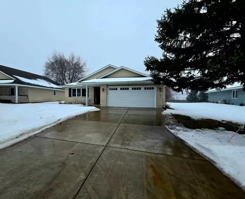 642 Jenisa Dr, Saint Cloud, MN 56301