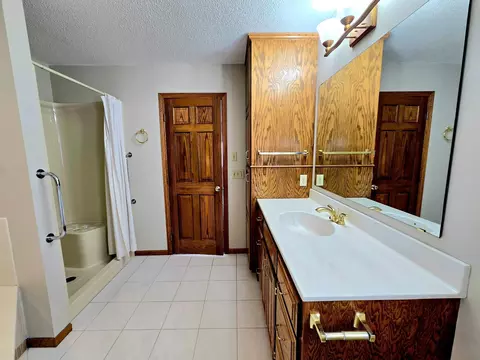 Bath - 642 Jenisa Dr, Saint Cloud, MN 56301 photo 2 of 5