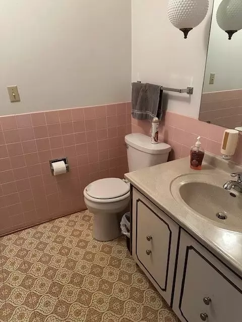 Bath - 519 E Hollett St, Tracy, MN 56175 photo 2 of 2