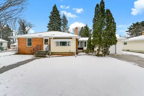 2972 Woodbridge St, Roseville, MN 55113