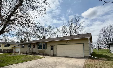 940 Lilac Dr, Sauk Centre, MN 56378