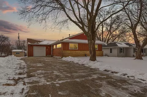 832 Home Pl, Faribault, MN 55021