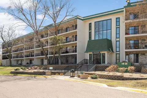 10501 Cedar Lake Rd #420, Minnetonka, MN 55305