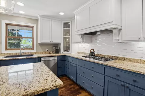 Kitchen - 6420 Bluff Dr, Bloomington, MN 55438 photo 5 of 7