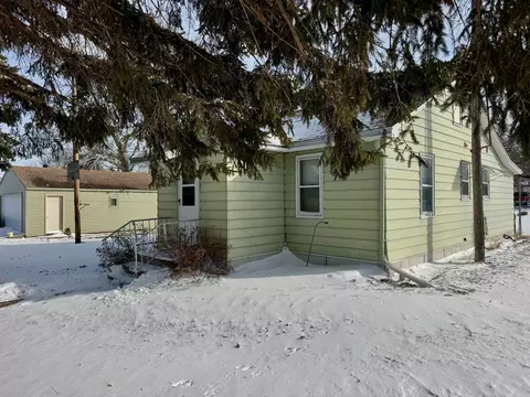 911 Maple Ave, Bird Island, MN 55310 photo 2