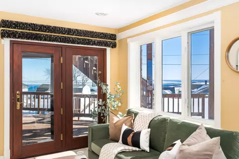 Entry Way - 814 W 5th St, Duluth, MN 55806 photo 1 of 7