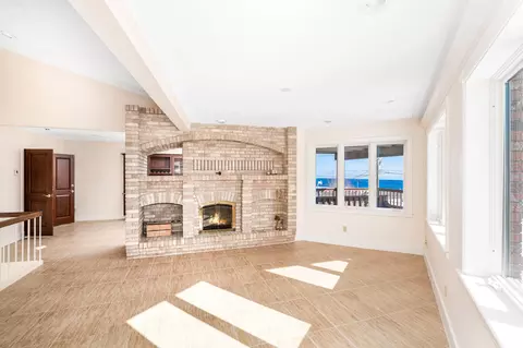 Living - 814 W 5th St, Duluth, MN 55806 photo 3 of 9