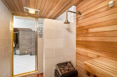 Bath - 814 W 5th St, Duluth, MN 55806 photo 4 of 5