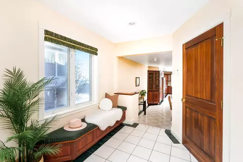 Entry Way - 814 W 5th St, Duluth, MN 55806 photo 3 of 7