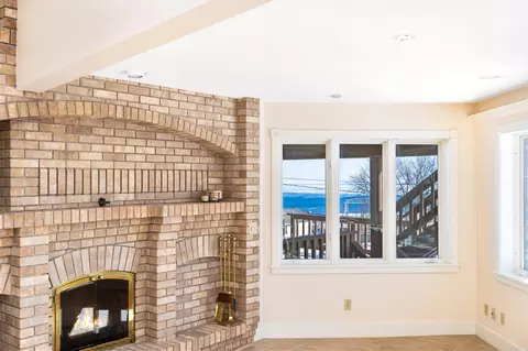 Living - 814 W 5th St, Duluth, MN 55806 photo 4 of 9