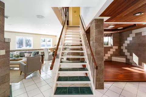 Entry Way - 814 W 5th St, Duluth, MN 55806 photo 6 of 7