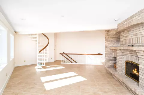 Living - 814 W 5th St, Duluth, MN 55806 photo 5 of 9