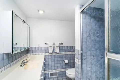 Bath - 814 W 5th St, Duluth, MN 55806 photo 2 of 5