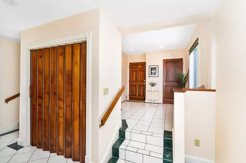 Entry Way - 814 W 5th St, Duluth, MN 55806 photo 2 of 7