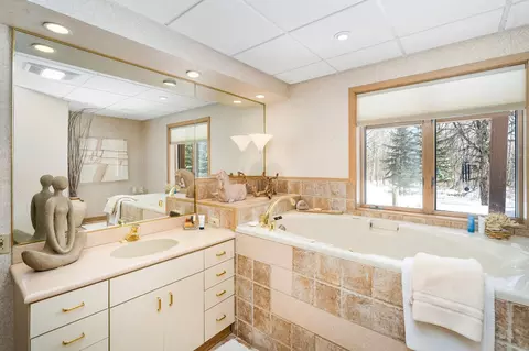Bath - 1722 North Rd, Duluth, MN 55811 photo 3 of 4