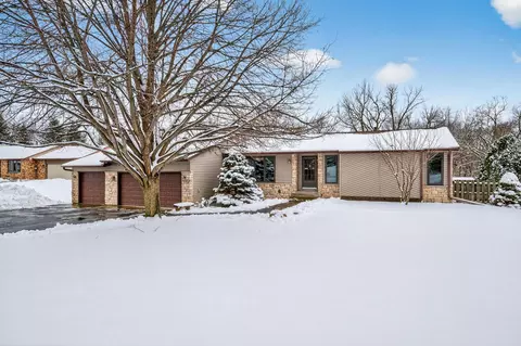 8909 42nd St N, Lake Elmo, MN 55042