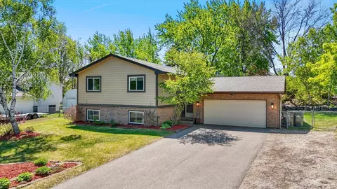 10365 Buckingham Dr, Eden Prairie, MN 55347