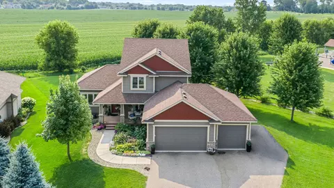 900 Heritage Trl NE, New Prague, MN 56071