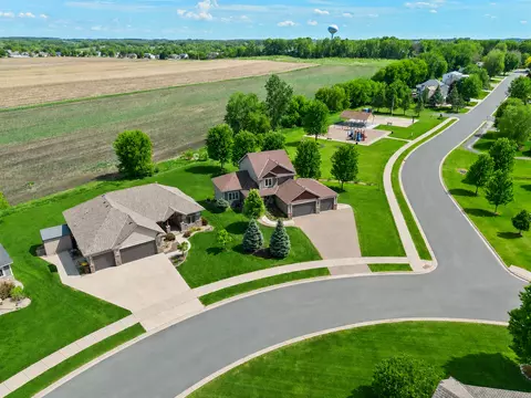 900 Heritage Trl NE, New Prague, MN 56071