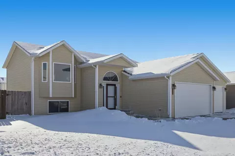 1037 39th Ave W, West Fargo, ND 58078