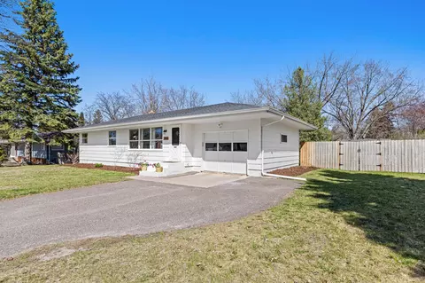 2942 Matilda St, Roseville, MN 55113