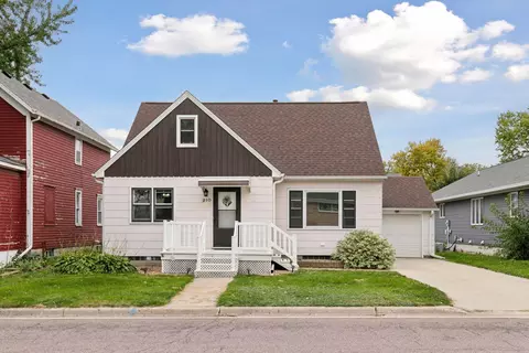 210 N Renville St, Winthrop, MN 55396