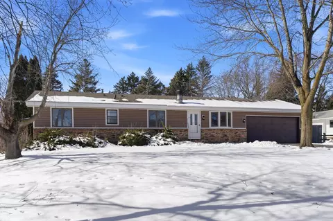 2575 Aladdin St, Roseville, MN 55113