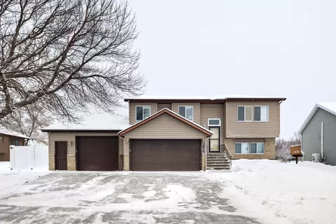 2814 Village Green Dr, Moorhead, MN 56560