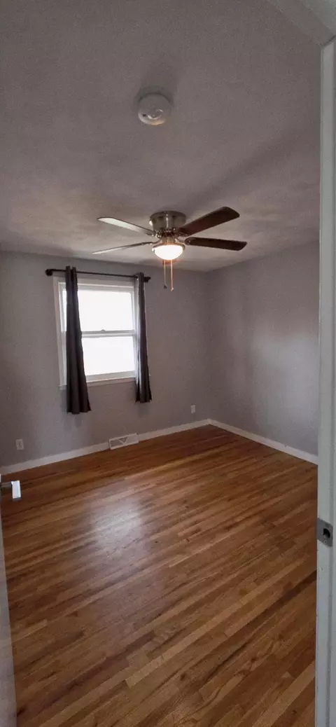 Bedroom - 1014 Maplehill Dr, Albert Lea, MN 56007 photo 2 of 5
