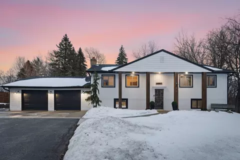 8867 154th St W, Prior Lake, MN 55372