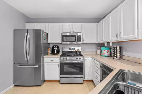 11863 River Hills Dr, Burnsville, MN 55337