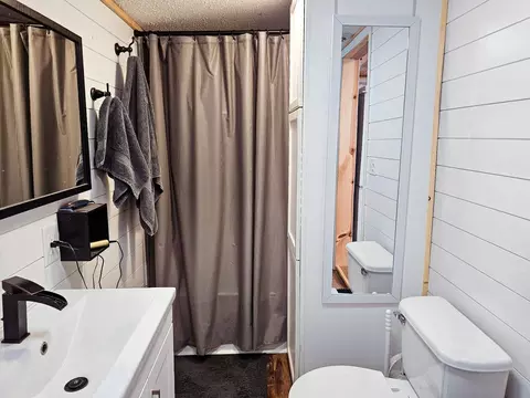 Bath - 1724 Laurel St, Brainerd, MN 56401 photo 2 of 2