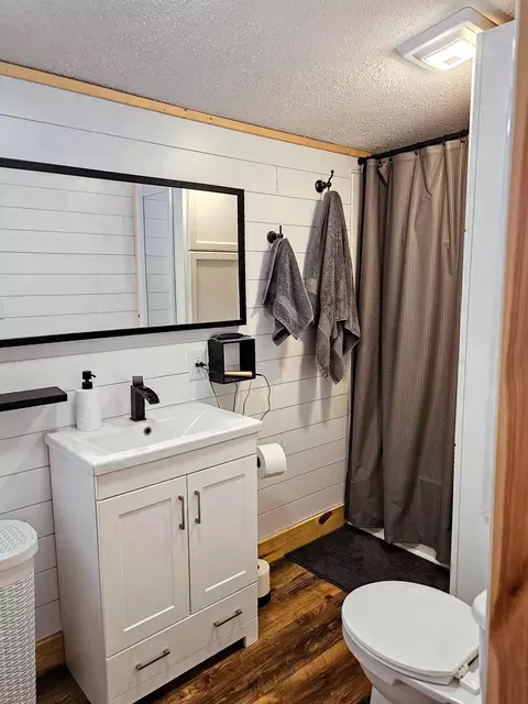 Bath - 1724 Laurel St, Brainerd, MN 56401 photo 1 of 2