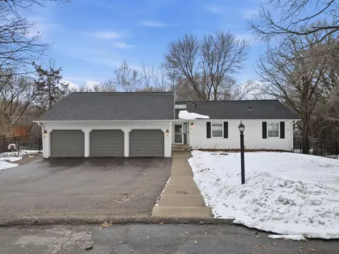 913 York Ave NW, Elk River, MN 55330